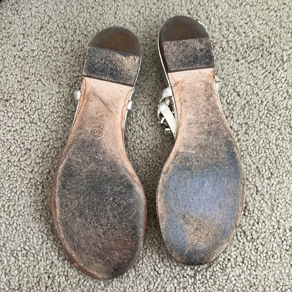 Chanel gold metallic thong sandals - Picture 3 of 4